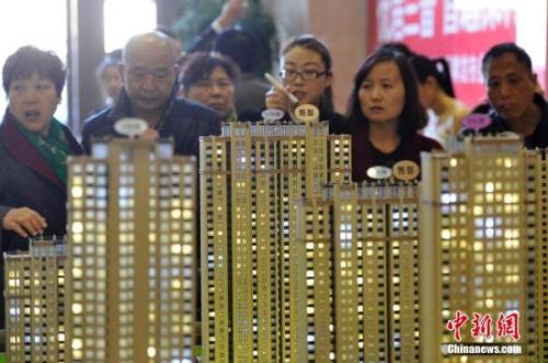 資料圖：民眾選購(gòu)商品房。 <a target='_blank' href='http://www.chinanews.com/'>中新社</a>記者韋亮攝